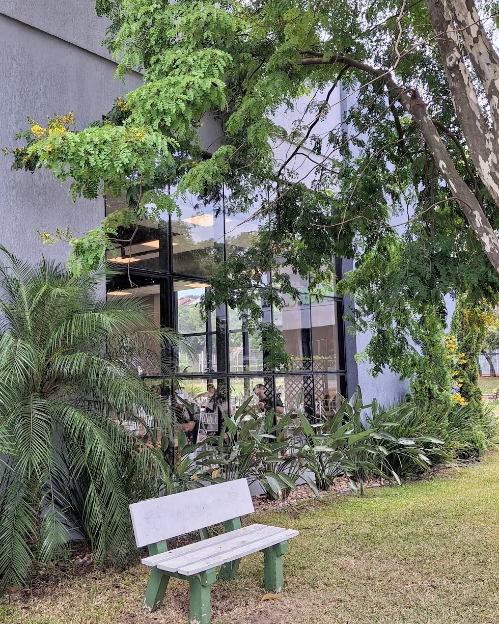 Salão amplo do restaurante em São Leopoldo